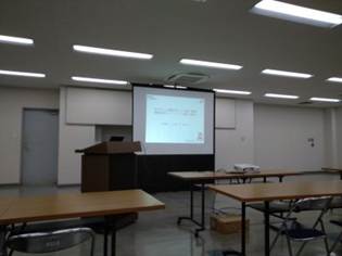 天井からぶら下がっているキッチン
AI 生成コンテンツは誤りを含む可能性があります。