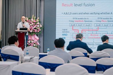 テーブルの周りに集まっている人達
AI 生成コンテンツは誤りを含む可能性があります。