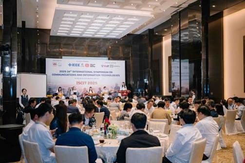 レストランのブースに座っている人たち
AI 生成コンテンツは誤りを含む可能性があります。