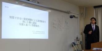 屋内, 天井, 男, 立つ が含まれている画像

自動的に生成された説明